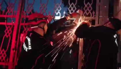 Eli demir kapıya saplanan genci itfaiye kurtardı