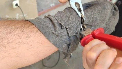 Eline kelepçe sıkışan vatandaşın yardımına itfaiye yetişti