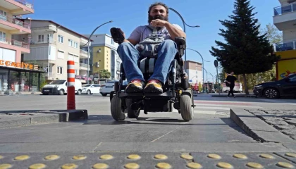 Engelli rampası önüne park edilen araca zarar veren engelli adam: Bu benim tekerlekli sandalyem değil, ayağım