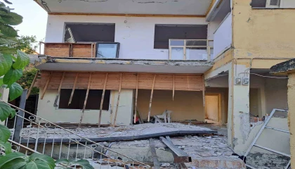 Hasarlı evin çöken balkonunun altında kalan 2 kişi öldü