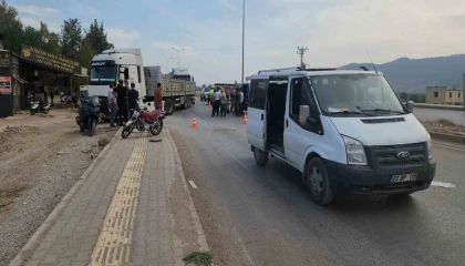 Hassada minibüsle çarpışan motosikletin sürücüsü yaralandı