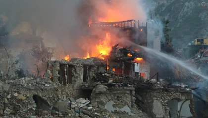 Hatay'da ahşap bina alevlere teslim oldu