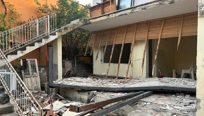 Hatay'da hasarlı evin balkonu çöktü: Baba ve oğlu hayatını kaybetti