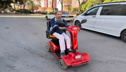 Hataylı engelli depremzedenin akülü araba hayali dolandırıcı ile son buldu