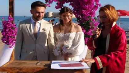 Hollandalı gelin Kızkalesi sahilindeki nikah töreniyle evlendi