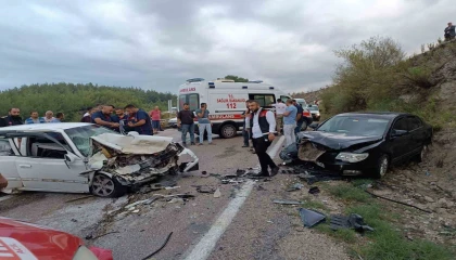 İki otomobil kafa kafaya çarpıştı: 1 ölü, 1 yaralı
