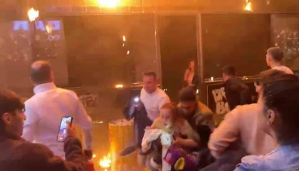 Ispartada korkutan yangın: 5 katlı eğlence merkezi alev alev yandı