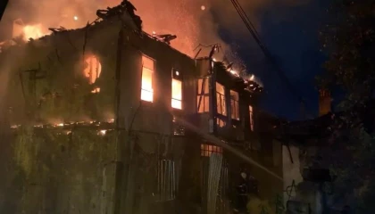 Ispartada metruk bina alevlere teslim oldu