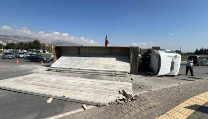 Kahramanmaraşta beton duvar blokları taşıyan tır yan yattı