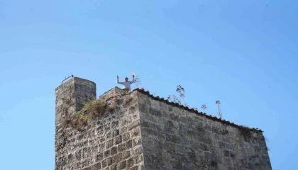 Kaleiçinde surların üzerine çıkan vatandaş, polisi alarma geçirdi