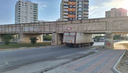 Kamyon köprü altında sıkıştı