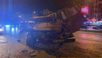 Kamyonet, park halindeki kamyona çarptı: 1 yaralı