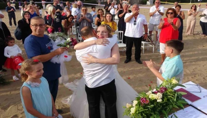 Kanseri yenen Alman geline Kızkalesinde düğün