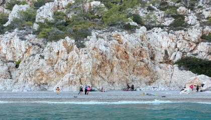 Kayalıklara tırmanan Alman turist metrelerce yükseklikten düşerek hayatını kaybetti