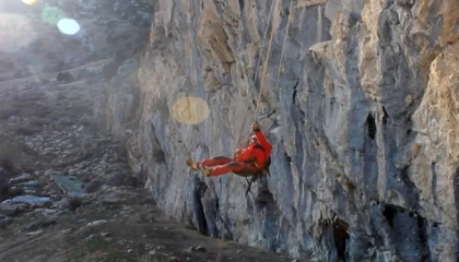 Kayalıklarda mahsur kalan 4 keçi kurtarıldı