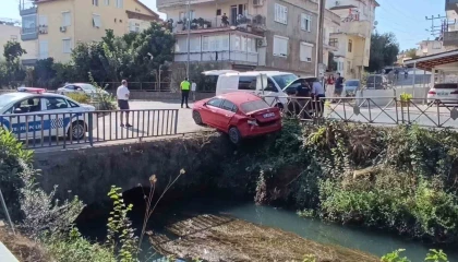Kaza yapan İrlandalı sürücünün otomobili sulama kanalında asılı kaldı