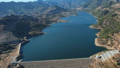 Kıbrısın suyunu karşılayan baraj binlerce dekar tarım arazisine de can suyu oldu