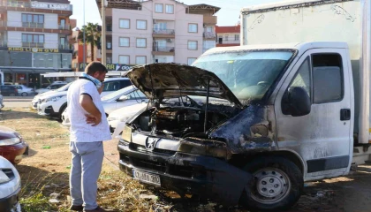 Kontağı çevirdi, kamyoneti alev alev yandı