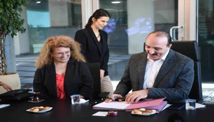 Kotandan kadınlar için anlamlı imza