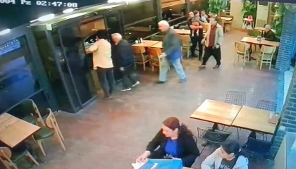 Kozanda deprem sonrası vatandaşlar sokaklara döküldü