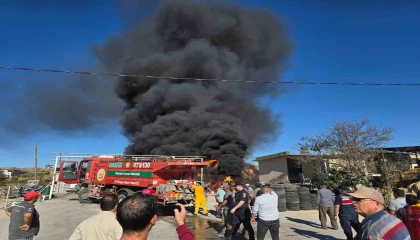 Lastikçide başlayan yangın 3 bin balya samanı küle çevirdi