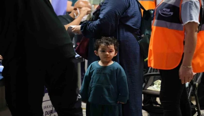 Lübnandan tahliye edilen Türk vatandaşları Mersinde alkışlarla karşılandı