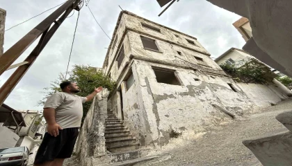 Mahalleli 3 katlı metruk binanın yıkılacağı günü bekliyor