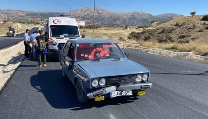 MAKÜde yol çalışması sebebiyle ters yönde ilerleyen otomobil, yurda dönen öğrenciye çarptı