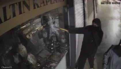 Maskeli hırsızlar altın kaplama bilezikleri gerçek sanarak çaldı