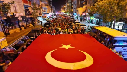 Mersin Erdemlide binlerce kişi meşaleli bayrak yürüyüşüne katıldı
