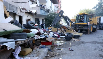 Mersinde çöp evden tonlarca atık çıktı