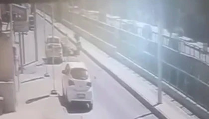 Mersinde kapısı açılan otomobile çarpan elektrikli bisikletin sürücüsü motosikletin altında kaldı