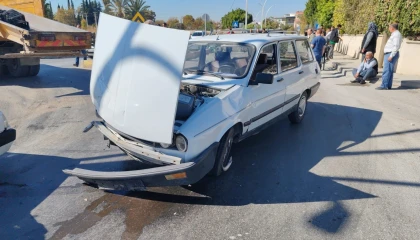 Mersinde otomobil ile kamyonet çarpıştı: 2 yaralı