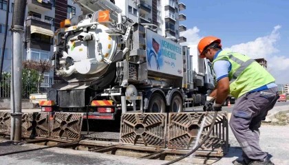 Mersinde yağışlara karşı ızgara temizlikleri yapılıyor