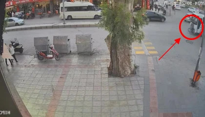 Midibüs, bisikletliyi ezdi: O anlar kamerada