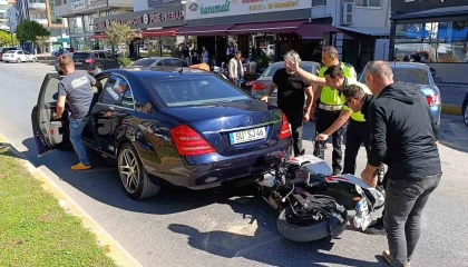 Motosiklet başka bir araca yol vermek için duran otomobilin altına girdi: 2 yaralı