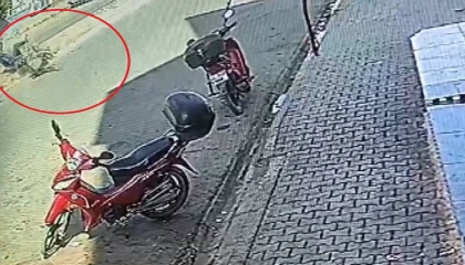 Motosikletin çarptığı yaşlı adamın savrulduğu anlar kamerada
