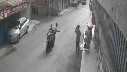 Motosikletli şüphelilerin silahlı saldırı anı kameralarda