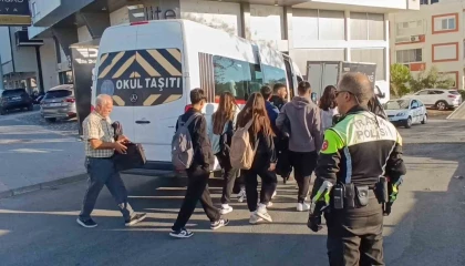 Muayenesi geçen servis bağlandı, öğrenciler başka servisle yollarına devam etti