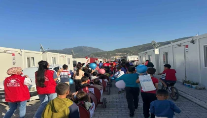 Osmaniyede çocuklar Cumhuriyet Treni ile konteyner kentte tur attı