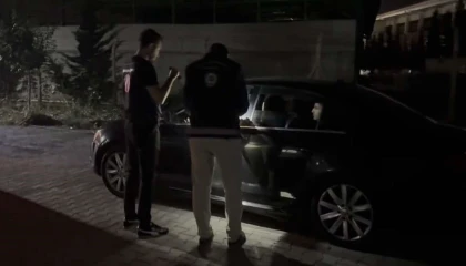 Osmaniyede lüks otomobilde 4 göçmen yakalandı, 1 kişi tutuklandı