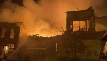 Osmaniyede tarihi ahşap konak alevlere teslim oldu