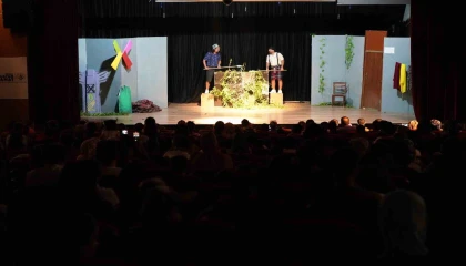 Otobüsle taşınan yüzlerce çocuk ilk kez tiyatro ve eğlenceye ortak oldu