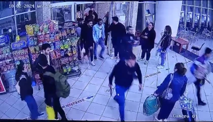 Otobüste tartışan yolcunun yakınları, yanlış muavin ve şoförü hastanelik etti