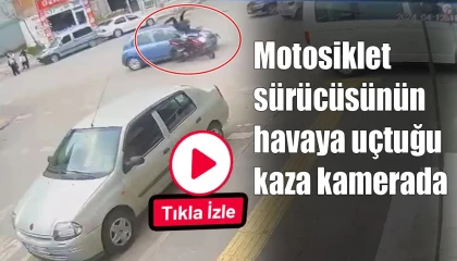 Otomobil ile çarpışan motosiklet sürücüsünün havaya uçtuğu anlar kamerada