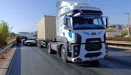 Otomobil tıra arkadan çarptı, sürücü ucuz kurtuldu