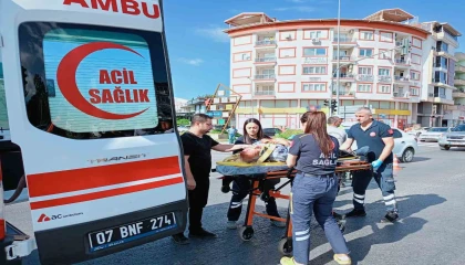 Otomobilin çarptığı yaşlı adam yaralandı