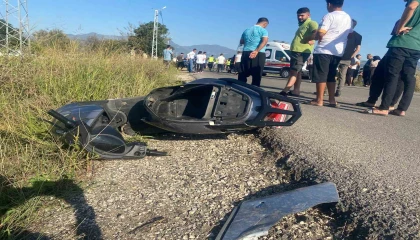 Otomobille çarpışan elektrikli motosikletteki çocuk öldü, kuzeni ağır yaralandı