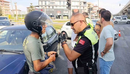 Otomobille çarpışan motosikletli kendisini iyi hissetmeyip hastaneye kaldırıldı