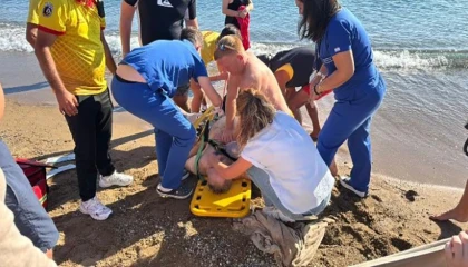 Plajda rahatsızlanan Alman turist hastane yolunda hayatını kaybetti